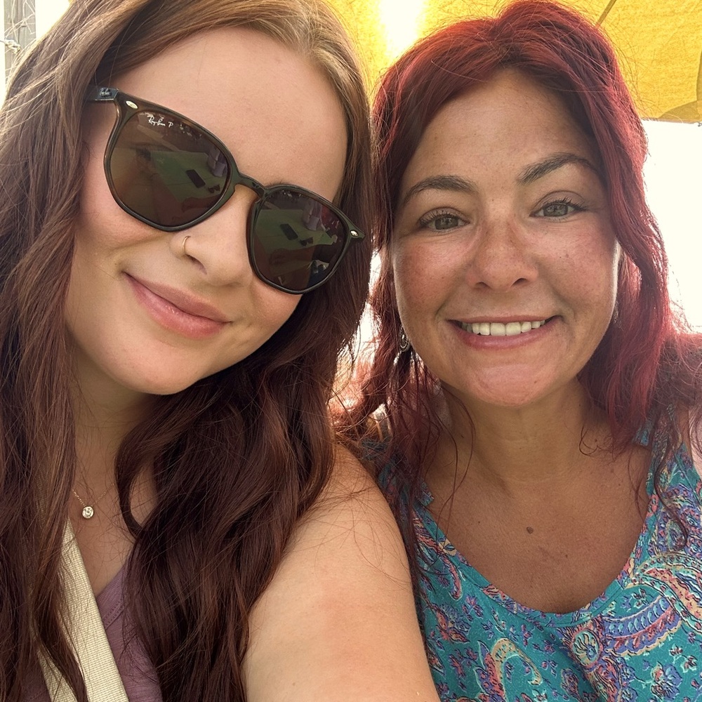 Meet your Poshers Olivia and Julia